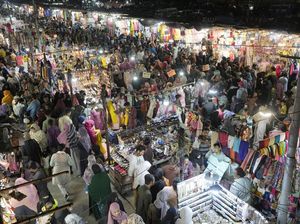 Warga Pakistan Serbu Pasar untuk Belanja Kebutuhan Lebaran