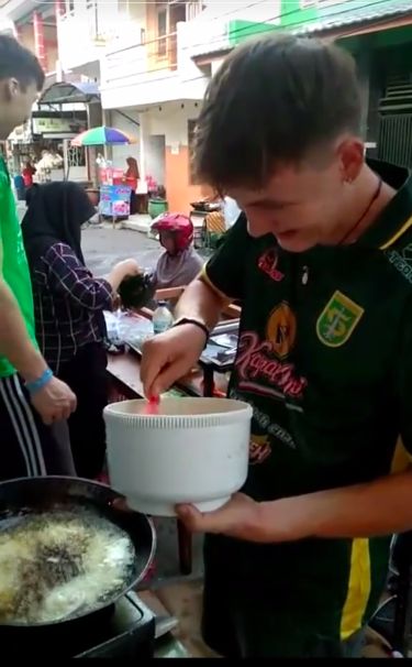 Wow! Para Bule Tampan Jualan Takjil Diburu Pembeli