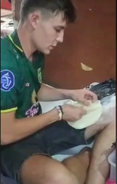 Wow! Para Bule Tampan Jualan Takjil Diburu Pembeli