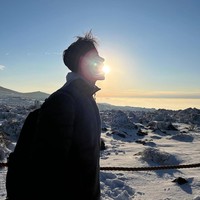 Ketika sedang tidak bertugas, Yoon bergaya stylish bak model. Foto: Instagram Yoon Ba Wool