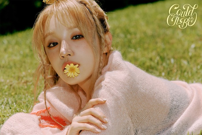 Teaser foto debut solo Yuqi (G)I-DLE untuk single Could It Be.