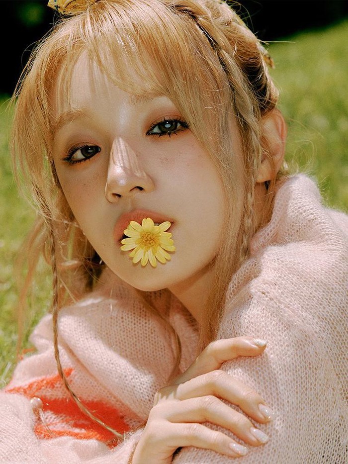 Teaser foto debut solo Yuqi (G)I-DLE untuk single Could It Be.