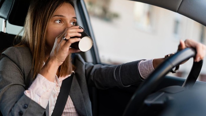 Dilema Minum Kopi Saat Berkendara Jarak Jauh, Pilih Beser atau Ngantuk?