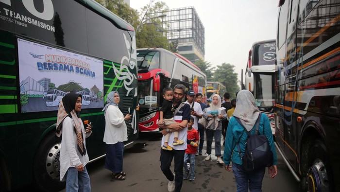 Grup PT United Tractors gelar mudik gratis untuk karyawan dan keluarga. Sebanyak 1.709 orang mengikuti mudik ini.