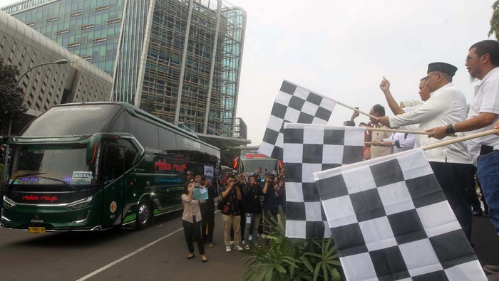 Grup PT United Tractors gelar mudik gratis untuk karyawan dan keluarga. Sebanyak 1.709 orang mengikuti mudik ini.