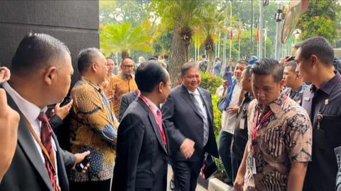 Airlangga-Muhadjir Kompak Kenakan Setelan Jas Hitam saat Hadiri Sidang MK (Belia-detikcom)