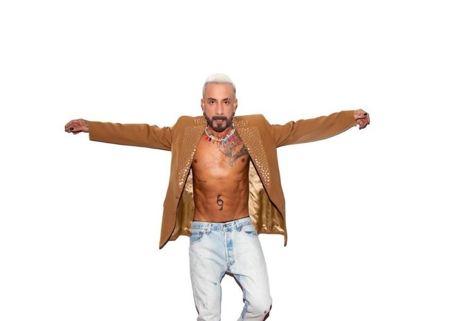 Personel The Backstreet Boys AJ McLean mengaku pernah menjalani FaceTite, prosedur yang menggunakan gelombang frekuensi radio dan liposuction untuk mengencangkan kulit endur dan keriput. “Saya pernah liposuction di leher, dan selama bertahun-tahun saya menumbuhkan jenggot untuk menutupinya. Saya terlihat 10 tahun lebih muda,” kata AJ kepada People. Foto: Instagram/@aj_mclean