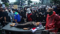 Mereka mengutuk penjajahan oleh Israel atas Palestina.  