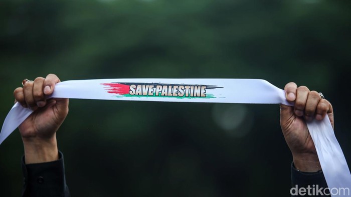 Aksi Bela Palestina di Depan Kedubes Amerika Massa aksi menggelar aksi demonstrasi bela Palestina di depan Kedutaan Besar Amerika Serikat, Jakarta, Jumat (5/4/2024).