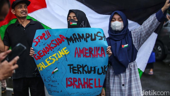 Aksi Bela Palestina di Depan Kedubes Amerika Massa aksi menggelar aksi demonstrasi bela Palestina di depan Kedutaan Besar Amerika Serikat, Jakarta, Jumat (5/4/2024).