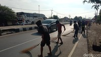Tak hanya orang dewasa, di momen arus mudik sejumlah anak-anak juga turut serta menjadi bagian dari para penyapu koin.