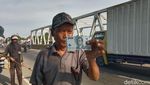 Potret Para Penyapu Koin di Jembatan Sewo Indramayu