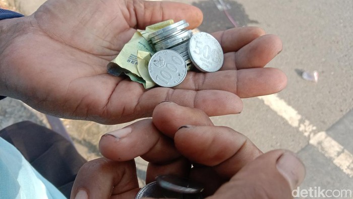 Aktivitas penyapu koin di Jembatan Sewo, Sukra, Indramayu Aktivitas penyapu koin di Jembatan Sewo, Sukra, Indramayu