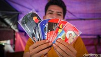 Amplop yang dijual bergambar menarik seperti gambar kemasan makanan sampai buku tabungan.  