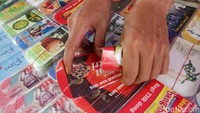 Pedagang menjual amplop lebaran seharga Rp 10 ribu untuk 3 pak (isi 6 per pak).  