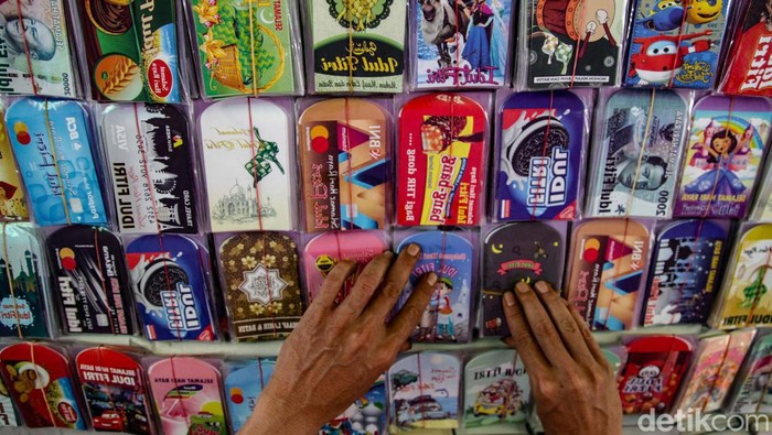 Amplop Lebaran mulai dijual menjelang hari raya Idul Fitri 1445 H. Amplop yang dijual bergambar unik untuk menarik perhatian.