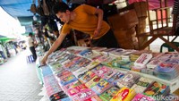 Pedagang menjajakan amplop Lebaran di Pasar Baru, Jakarta Pusat, Jumat (5/4/2024). Amplop yang dijual musiman ini mulai marak dijual mendekati Idul Fitri.