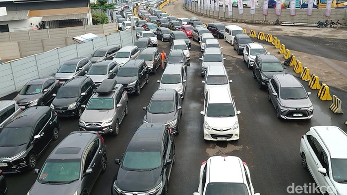 Jelang Lebaran, Ribuan Pemudik Padati Pelabuhan Merak, Antrean Kendaraan Membeludak