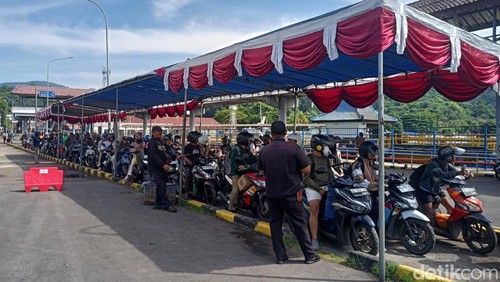Antrean pemudik di Pelabuhan Padangbai, Karangasem, Bali, pada H-5 Lebaran, Jumat (5/4/2024). (I Wayan Selamat Juniasa)