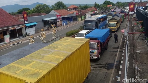 Antrean truk di area UPPKB Cekik mengular hingga ke ruas Jalan Denpasar-Gilimanuk, Jembrana, Bali, Jumat (5/4/2024). (Foto: I Putu Adi Budiastrawan/detikBali)