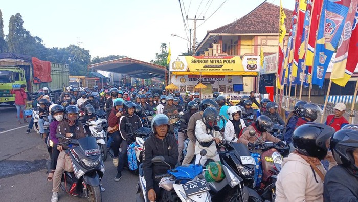 Antrian kendaraan untuk masuk kapal di areal Pelabuhan Gilimanuk, Bali, Jumat (5/4/2024). (Istimewa)