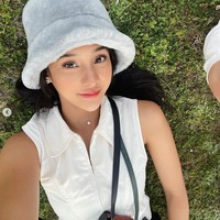 Dalam beberapa foto Anya memang tampak seperti memberi kode bahwa dirinya tak sendirian dan sedang bersama seseorang. Seperti dalam foto yang satu ini, meski tak memperlihatkan sosoknya dengan jelas, namun terlihat bahwa di sebelah dekat Anya ada seseorang yang mengenakan kaos putih juga sedang berbaring di rumput bersamanya. Foto: dok. Instagram/@anyageraldine