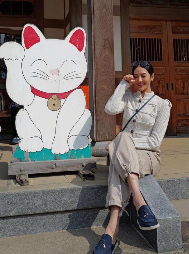 Selama di Jepang Anya terlihat mengunjungi berbagai tempat wisata. Ekspresi bahagia pun jelas terpanncar di wajah Anya. Foto: dok. Instagram/@anyageraldine