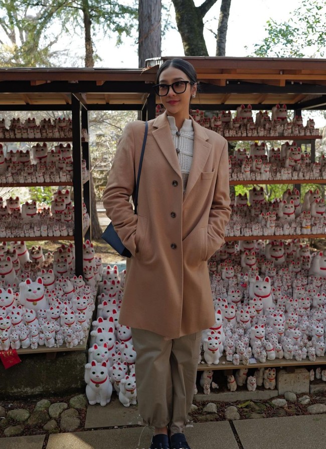 Penampilan Anya selama di Jepang juga selalu terlihat stylish dan memukau. Seperti gayanya yang satu ini tampil dengan busana bernuansa coklat. Foto: dok. Instagram/@anyageraldine