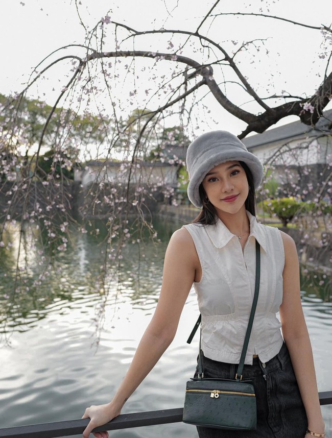 Melalui akun Instagram pribadinya Anya membagikan foto-foto dirinya saat berada di Jepang. Seperti biasa, penampilannya selalu banjir pujian cantik dari para netizen. Foto: dok. Instagram/@anyageraldine