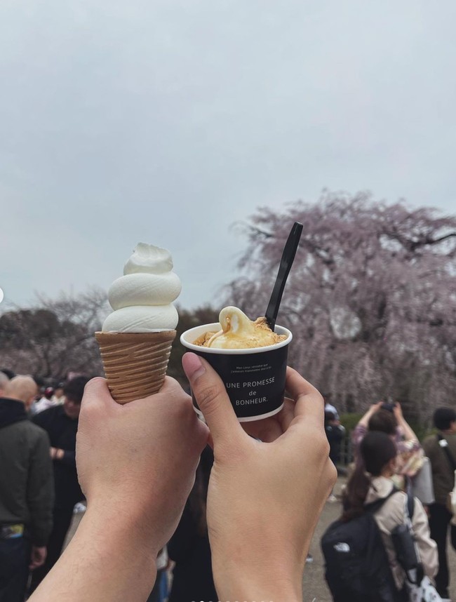 Saat memamerkan foto es krim yang tengah dimakannya juga terlihat ada tangan lain di sebelah Anya yang sama-sama sedang menggenggam es krim. Namun Anya sendiri belum memberikan penjelasan apapun terkait gosip yang beredar tersebut. Foto: dok. Instagram/@anyageraldine