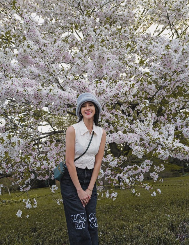 Diantara banyak netizen yang memuji kecantikannya, tak sedikit yang juga menggosipkan jika Anya tengah berlibur ke Jepang bareng seorang pria. Tuh kan ketahuan bareng lagi, aaaaww, tulis salah satu komentar. storynya anya pas didepan anya ada cowo pake baju putih bawahan putih, story R lg pake baju putih bawahan putih sama banget, tambahnya. Foto: dok. Instagram/@anyageraldine