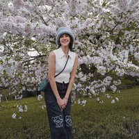 Diantara banyak netizen yang memuji kecantikannya, tak sedikit yang juga menggosipkan jika Anya tengah berlibur ke Jepang bareng seorang pria. Tuh kan ketahuan bareng lagi, aaaaww, tulis salah satu komentar. storynya anya pas didepan anya ada cowo pake baju putih bawahan putih, story R lg pake baju putih bawahan putih sama banget, tambahnya. Foto: dok. Instagram/@anyageraldine