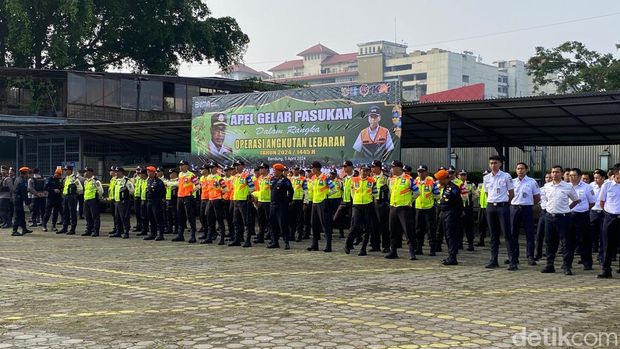 Apel Gelar Pasukan Pengamanan Angkutan Lebaran 2024 di halaman Parkir Kantor PT KAI Daop 2 Bandung.