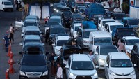 Pemudik bermobil antre memasuki kapal pada H-5 Idul Fitri 1445 H di Pelabuhan Gilimanuk, Jembrana, Bali. 