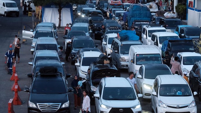 Arus mudik Lebaran di Pelabuhan Gilimanuk Bali Pemudik bersepeda motor antre memasuki kapal pada H-5 Idul Fitri 1445 H di dermaga Pelabuhan Gilimanuk, Jembrana, Bali, Jumat (5/4/2024). Puncak arus mudik Lebaran 2024 melalui Pelabuhan Gilimanuk, Bali menuju Pelabuhan Ketapang, Jawa Timur diperkirakan terjadi pada Sabtu (6/4) hingga Minggu (7/4). ANTARA FOTO/Nyoman Hendra Wibowo/aww.