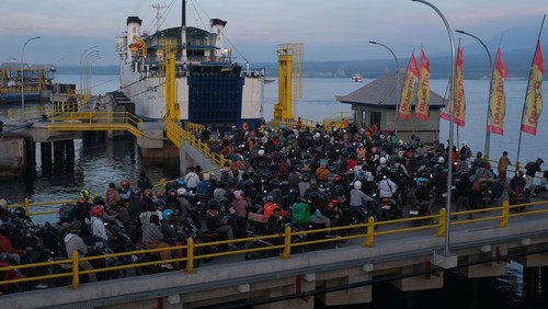 Pemudik bersepeda motor antre memasuki kapal pada H-5 Idul Fitri 1445 H di dermaga Pelabuhan Gilimanuk, Jembrana, Bali, Jumat (5/4/2024). Puncak arus mudik Lebaran 2024 melalui Pelabuhan Gilimanuk, Bali menuju Pelabuhan Ketapang, Jawa Timur diperkirakan terjadi pada Sabtu (6/4) hingga Minggu (7/4). ANTARA FOTO/Nyoman Hendra Wibowo/aww.
