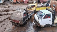 Banjir lahar dingin menerjang apa saja yang ada di depannya, salah satu truk.  