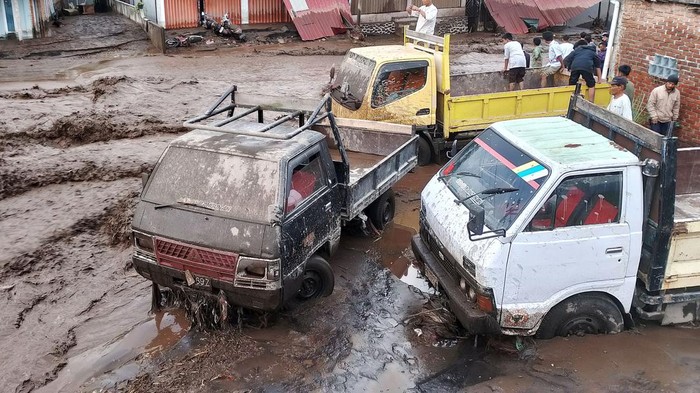 Petugas membantu mengevakuasi warga yang terdampak banjir lahar dingin di Nagari Bukik Batabuah, Kecamatan Canduang, Agam, Sumatera Barat, Jumat (5/4/2024). Banjir lahar dingin dari Gunung Marapi tersebut menerjang kawasan pemukiman di daerah itu dan sempat memutus akses ruas jalan Bukittinggi - Padang. ANTARA FOTO/Al Fatah/Ief/nym.