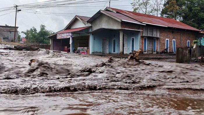 Petugas membantu mengevakuasi warga yang terdampak banjir lahar dingin di Nagari Bukik Batabuah, Kecamatan Canduang, Agam, Sumatera Barat, Jumat (5/4/2024). Banjir lahar dingin dari Gunung Marapi tersebut menerjang kawasan pemukiman di daerah itu dan sempat memutus akses ruas jalan Bukittinggi - Padang. ANTARA FOTO/Al Fatah/Ief/nym.
