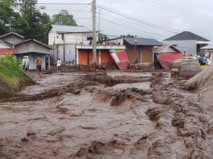 Banjir Lahar Dingin di Gunung Marapi Rusak Lahan Pertanian hingga Tanggul