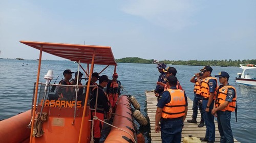 Basarnas Bali melakukan pencarian terhadap penumpang kapal yang jatuh di Perairan Banyuwedang, Buleleng, Bali, Kamis (4/4/2024). (Dok Basarnas Bali)