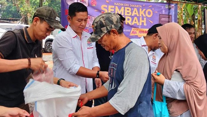 Bazar Murah untuk Lebaran Kamar Dagang dan Industri (KADIN) Jakarta Timur bekerjasama dengan KADIN DKI Jakarta menggelar Bazar Pasar Murah Ramadan 1445 H di Kecamatan Ciracas, Jakarta Timur. Acara ini merupakan bentuk kepedulian terhadap masyarakat Jakarta Timur dalam menyambut Hari Raya Idul Fitri.