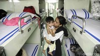 Mereka juga mendapatkan tempat tidur sendiri-sendiri.
