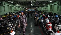 Sementara mudik laut menggunakan KRI Banda Aceh-593 yang berisi 1019 orang dan 273 unit kendaraan sepeda motor tujuan Semarang dan Surabaya.