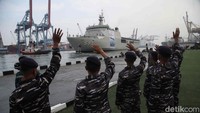 KRI Banda Aceh-593 bergerak meninggalkan Jakarta membawa pemudik ke kampung halaman.