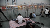 Pemudik bersantai di atas kapal.