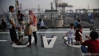 Peserta mudik berada di KRI Banda Aceh-593 Mako Kolinlamil, Jakarta Utara, Jumat (5/4).