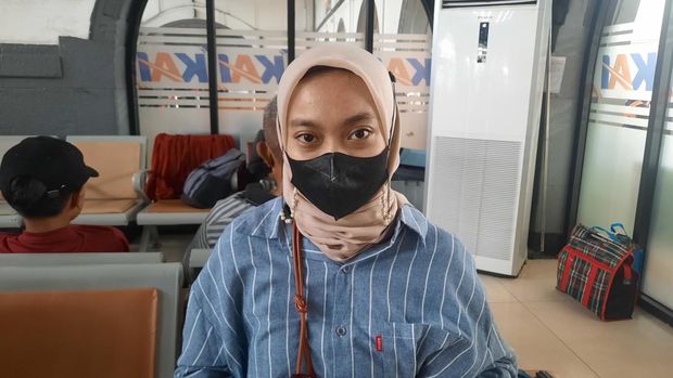 Bella, pemudik di Stasiun Pasar Senen