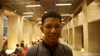 Begitu pula dengan Firmansyah Niam (23). Ia naik kapal laut selama 4 hari dari desanya di Pulau Banda, Maluku, untuk mencari kebaikan lailatulqadar di Istiqlal.  
