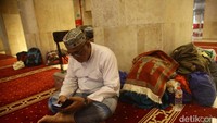 Bapak Haidir (62) pun demikian. Warga Lenteng Agung, Jakarta bersama puluhan jemaah dari komunitas religius yang ia ikuti, membenamkan diri pada kesibukan ibadah Ramadan.  